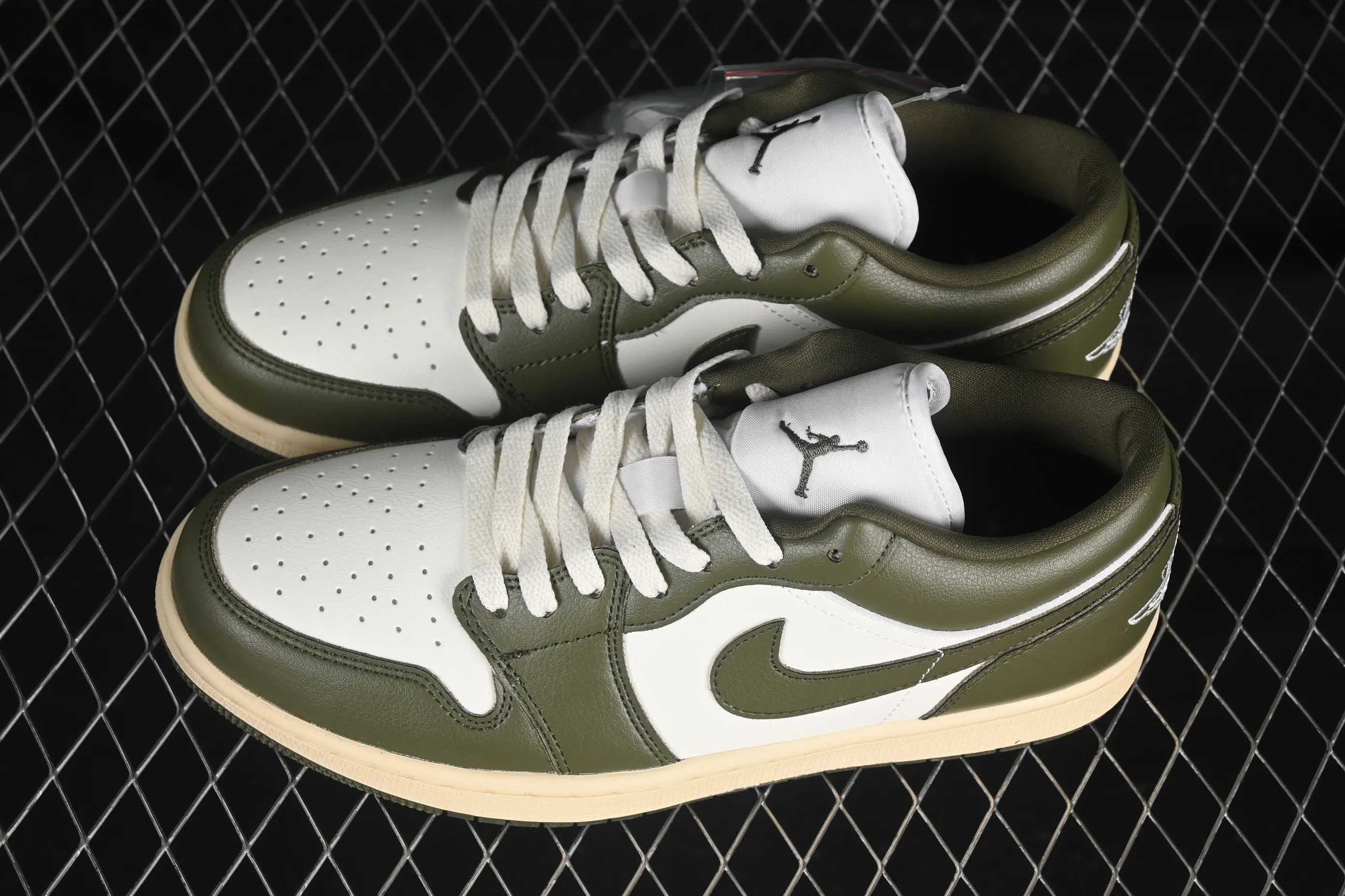 All categories Air Jordan Jordan series basketball shoes Air Jordan 1 Low Air Jordan 1 Low AJ1 Joe 1 army green and white low-top cultural and leisure sports sneakers DC0774-122